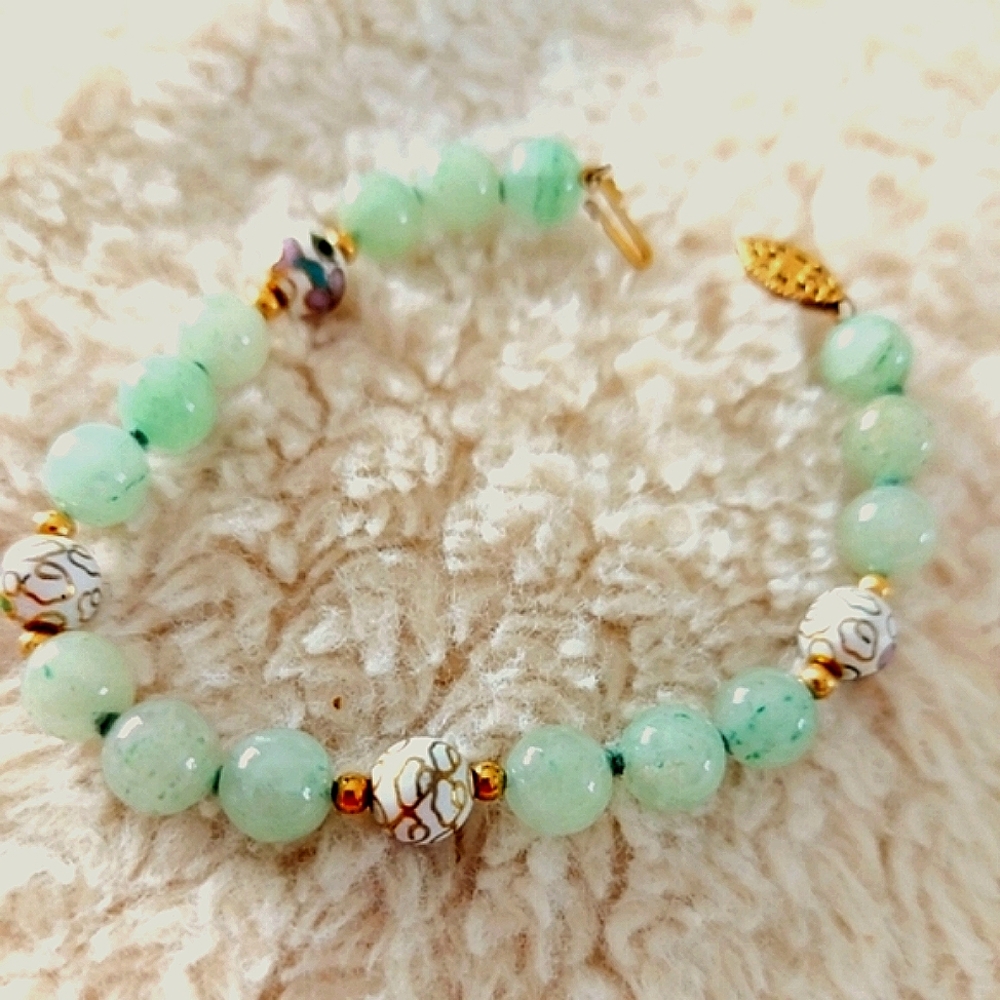 Gorgeous Jade Beaded Bracelet with Gold Accents 💚.
